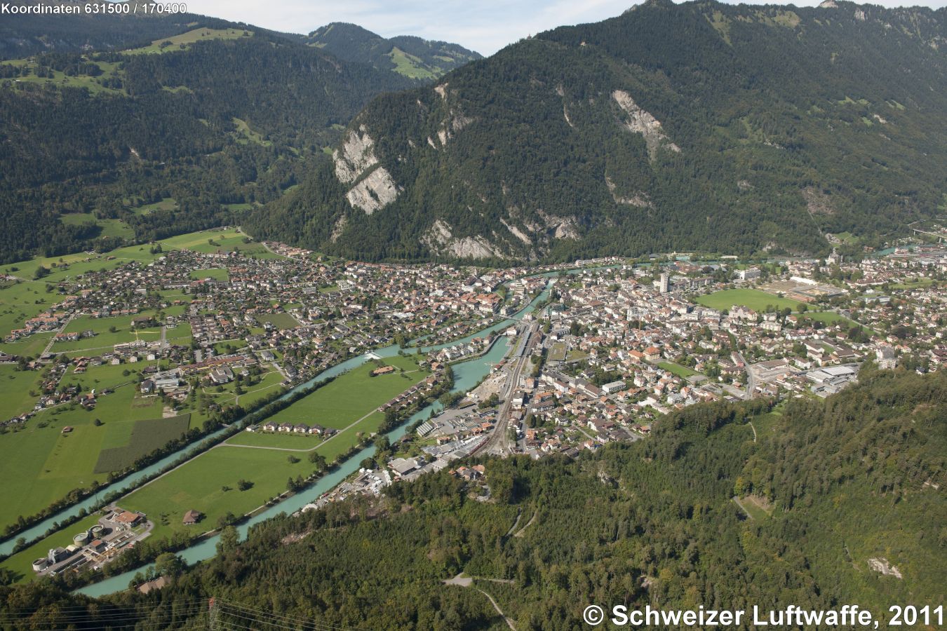 Interlaken - Unterseen, Bildmitte rechts der Aare; Matten vorne im Bild.